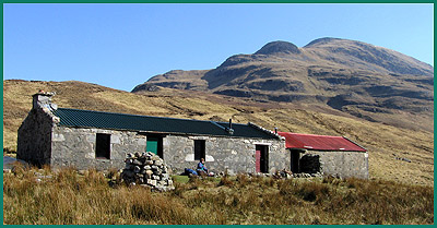 A lunchtime bothy break on the long trek to Carn Ban